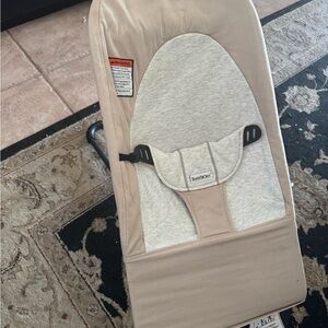 BabyBjörn Bouncer in Beige and Gray
